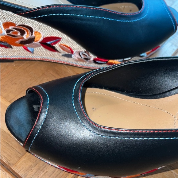 Black Wedge Shoes with Floral Embroidery - Picture 6 of 8